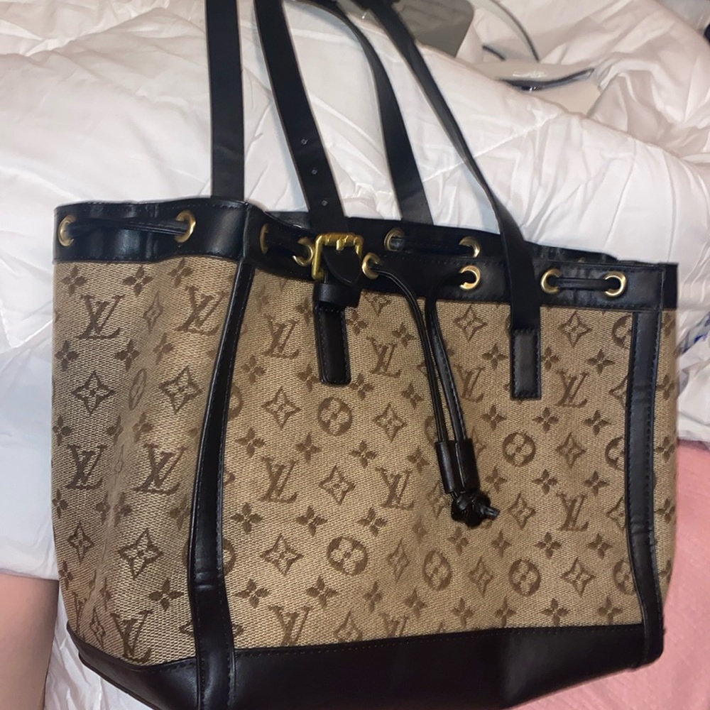 can someone help me authentic this bag DO NOT BUY